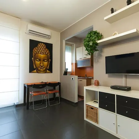 High Rise Flat Near Metro Stop Apartamento