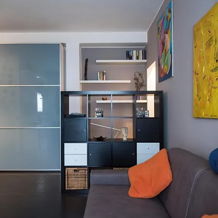 High Rise Flat Near Metro Stop Apartamento